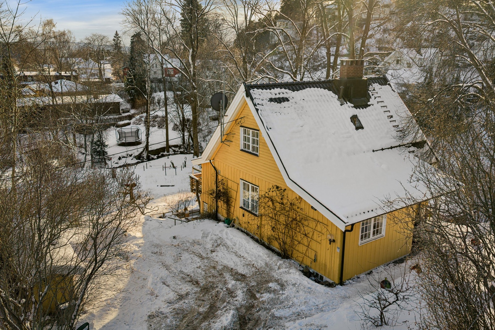 Sjarmerende enebolig med klassisk uttrykk, pent plassert på en romslig tomt med hagearealer rundt boligen. Galleribilde