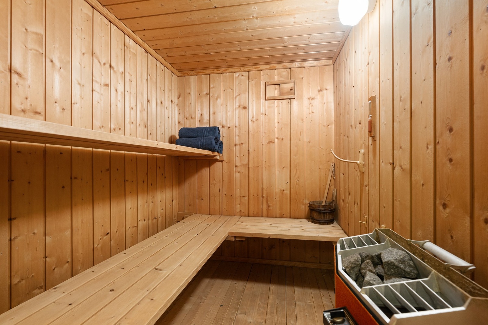 Egen badstue i underetasjen med sittebenker i tre og badstuovn, perfekt for avslapning etter en lang dag eller en kald vinterkveld. Galleribilde