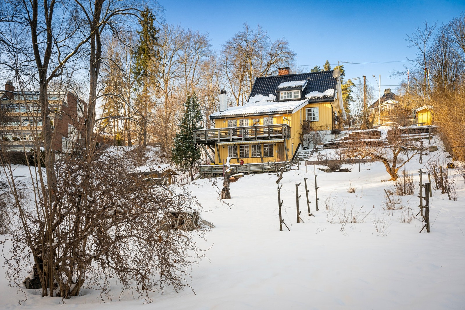 Den romslige tomten på hele 2 406 kvm gir en sjelden kombinasjon av privatliv, grøntarealer og god avstand til naboer. Galleribilde