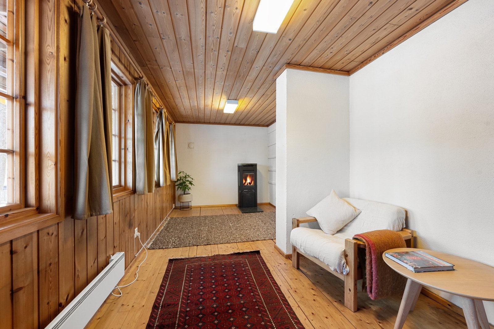 Peisestue i nederste etasje med vedovn som skaper en lun og stemningsfull sone. Et hyggelig oppholdsrom som egner seg godt som TV stue, lekerom, tenåringsrom e.l. Galleribilde