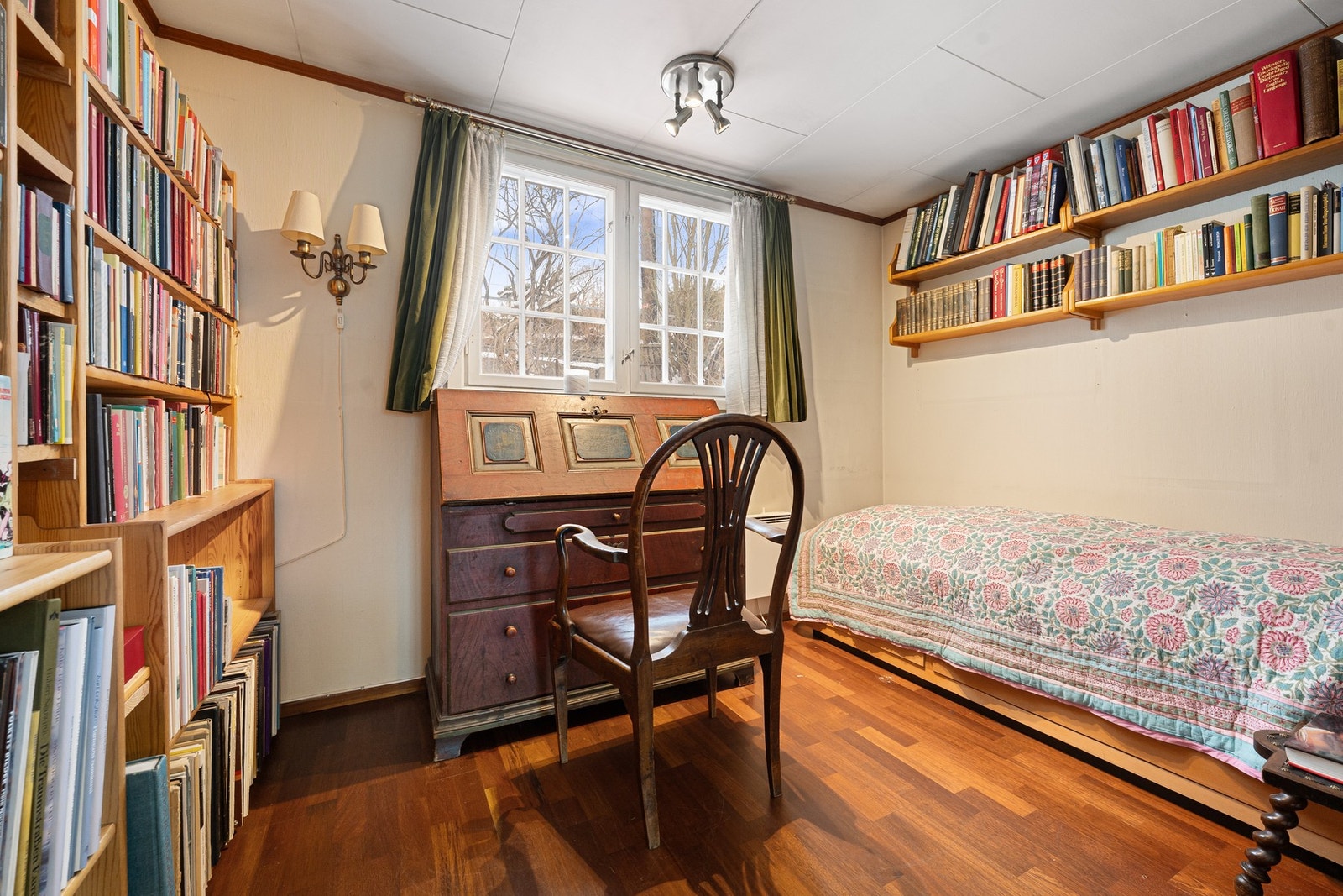 Soverom i 1. etasje med adkomst direkte fra spisestuen, noe som gir fleksibel bruk som gjesterom, kontor eller barnerom Galleribilde