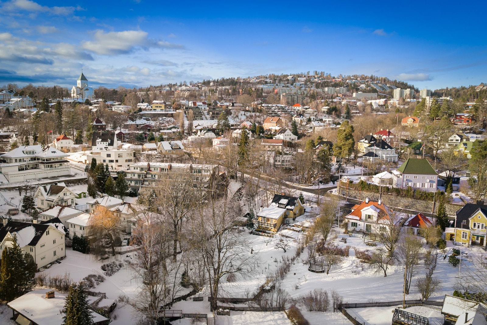 Eiendommen ligger i et veletablert og attraktivt villaområde med kort vei til både servicetilbud og rekreasjonsområder. Galleribilde