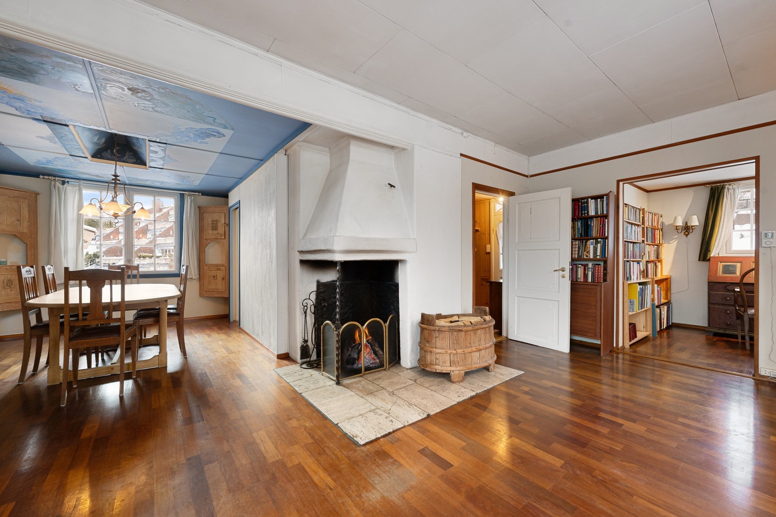 Romslig spisestue i tilknytning til stue og gang, med peis som naturlig samlingspunkt i etasjen. Galleribilde