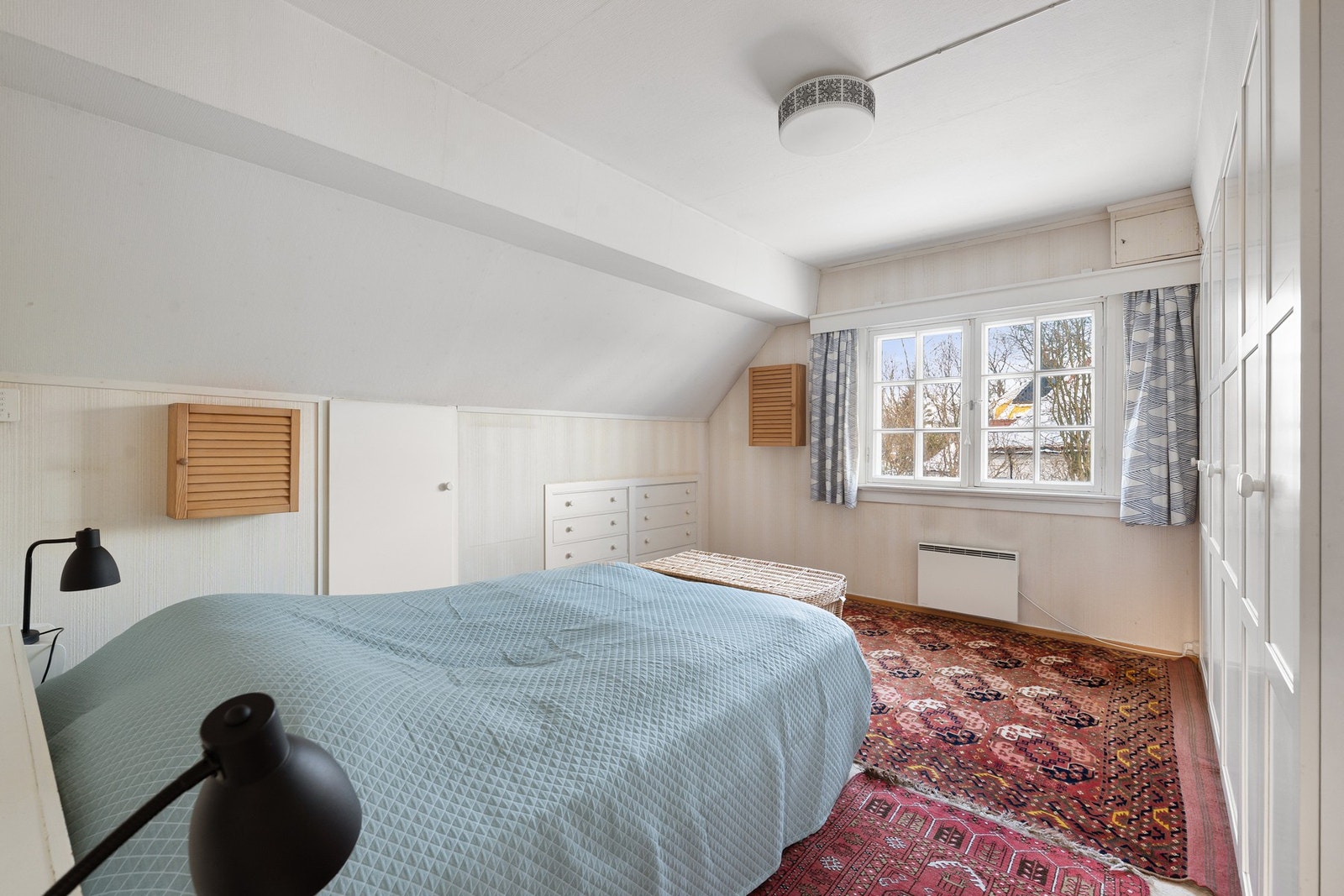 Soverom i 2. etasje med god størrelse og vindu som gir naturlig lysinnslipp. Galleribilde