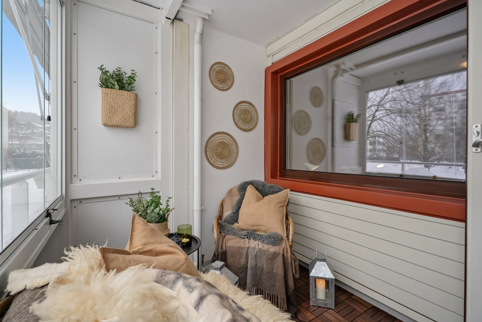 Balkongen byr på god plass til en hyggelig sitteplass med fint utsyn mot nærområdet. Et perfekt ekstra oppholdsrom. Galleribilde