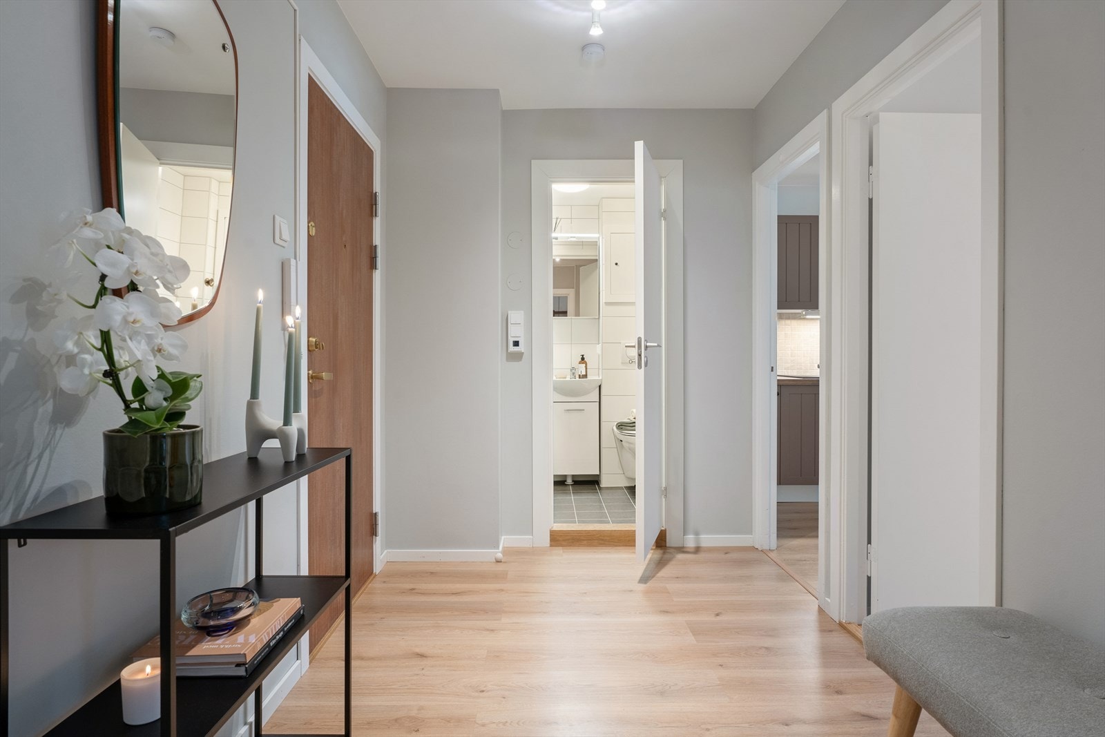 Velkommen inn i en lys og ryddig entré med god gulvplass og naturlig flyt videre inn i leiligheten. Galleribilde