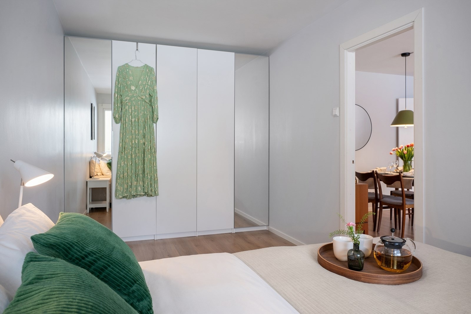 Hovedsoverommet har praktisk garderobeløsning med god oppbevaringsplass. Galleribilde