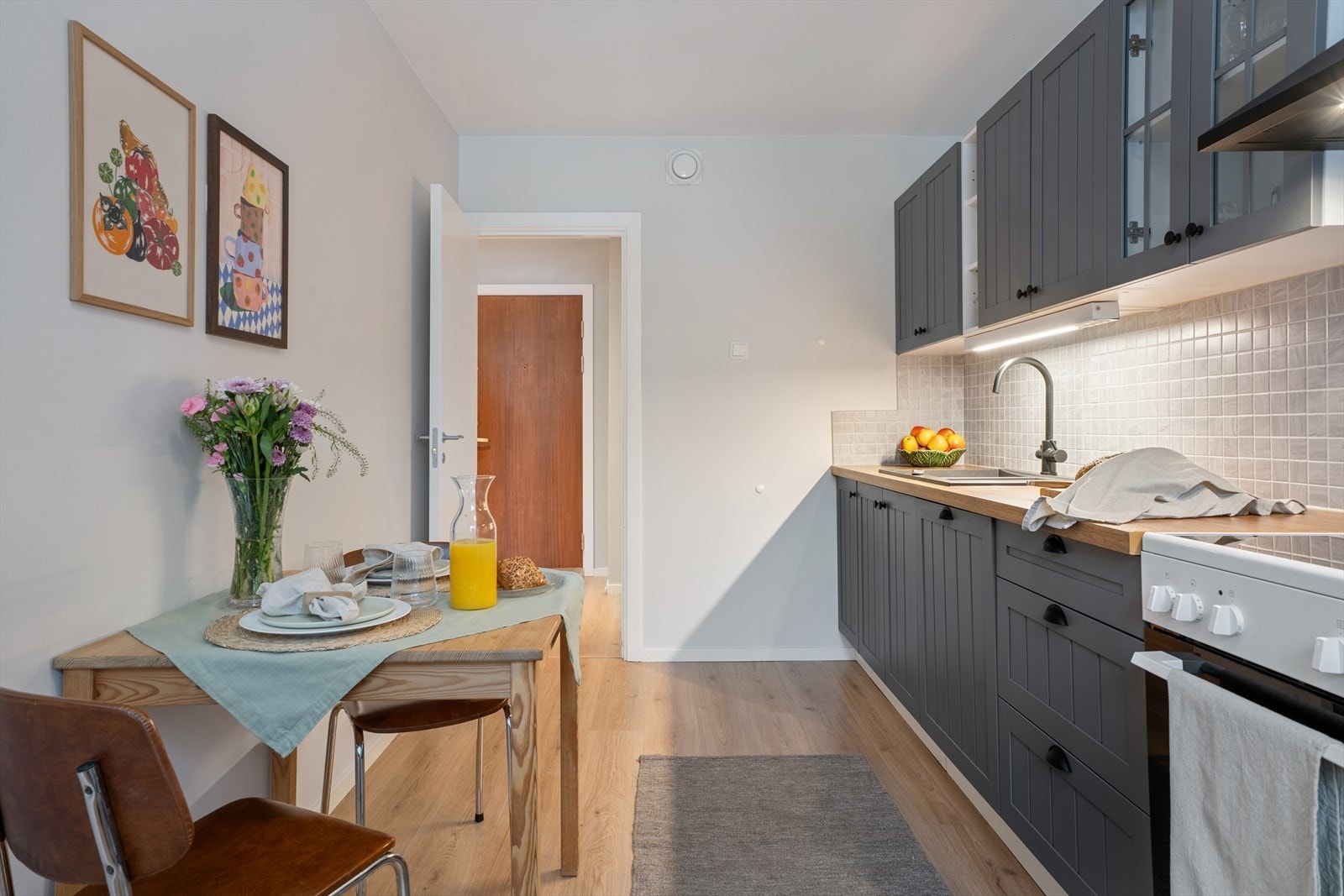 Kjøkkenet byr på gode oppbevaringsløsninger og moderne funksjoner, som blant annet vannstoppsystem. Galleribilde