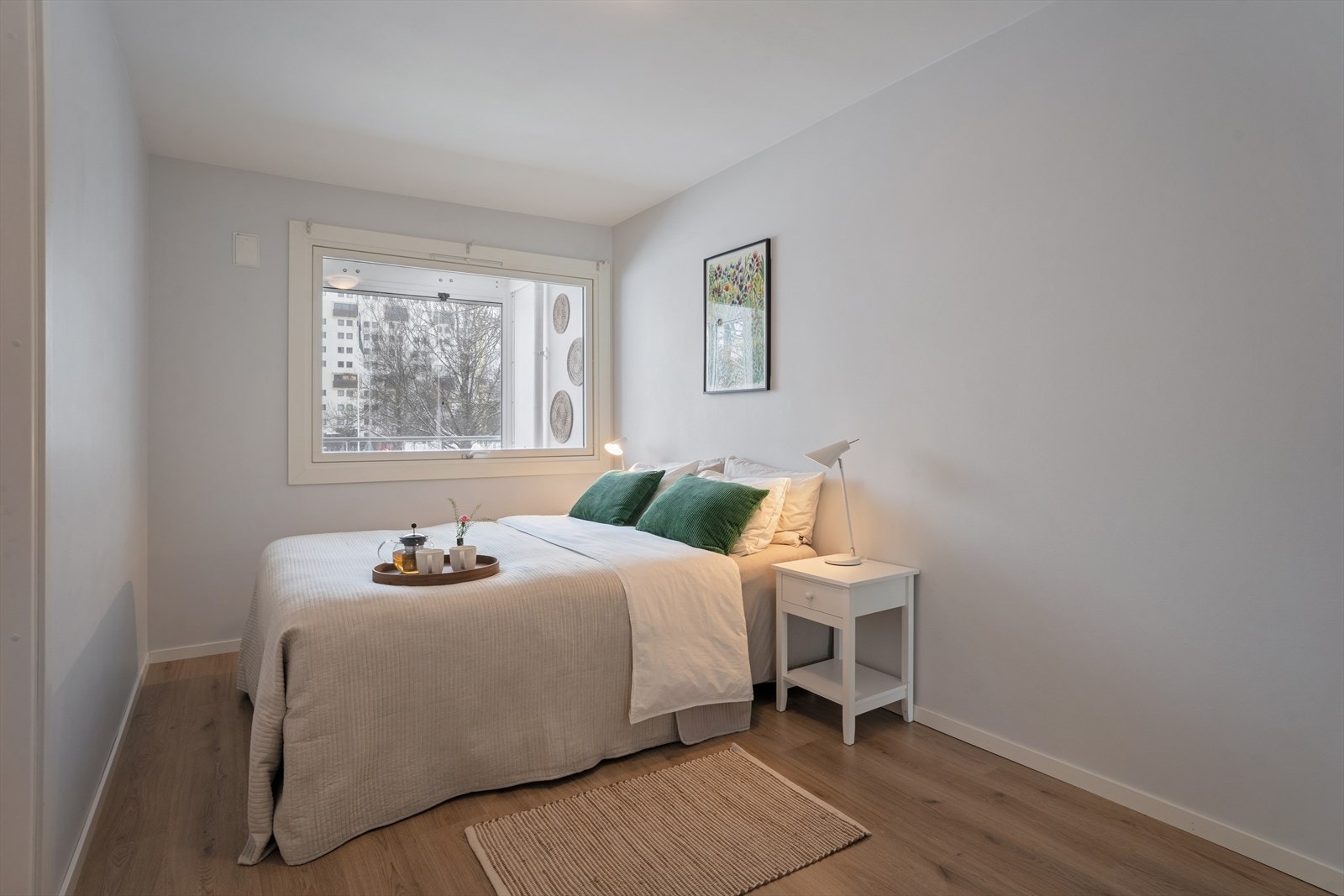 Lyst og romslig hovedsoverom med god plass til dobbeltseng og møblering. Det store vinduet gir et behagelig lysinnslipp. Galleribilde