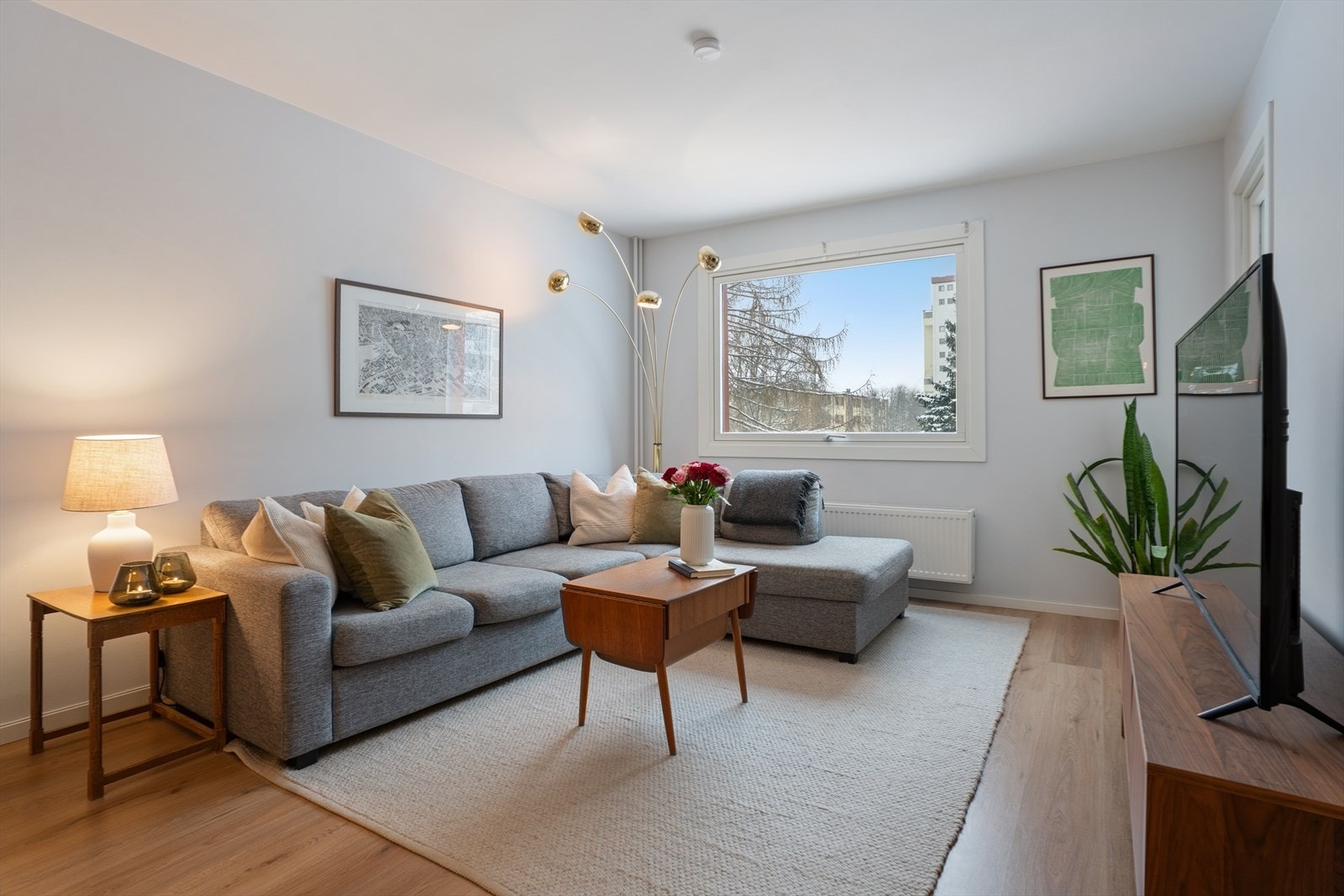 God plass til en romslig sofagruppe og fleksibel møblering som gjør rommet enkelt å innrede. Galleribilde