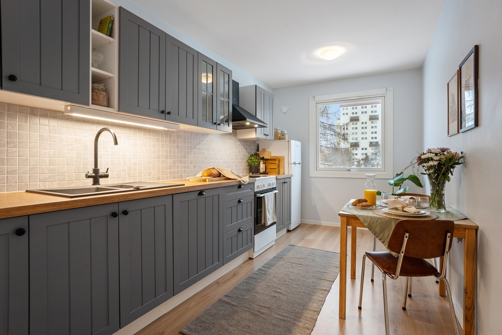 Flott kjøkken fra 2024 med profilerte fronter og laminat benkeplate. Galleribilde