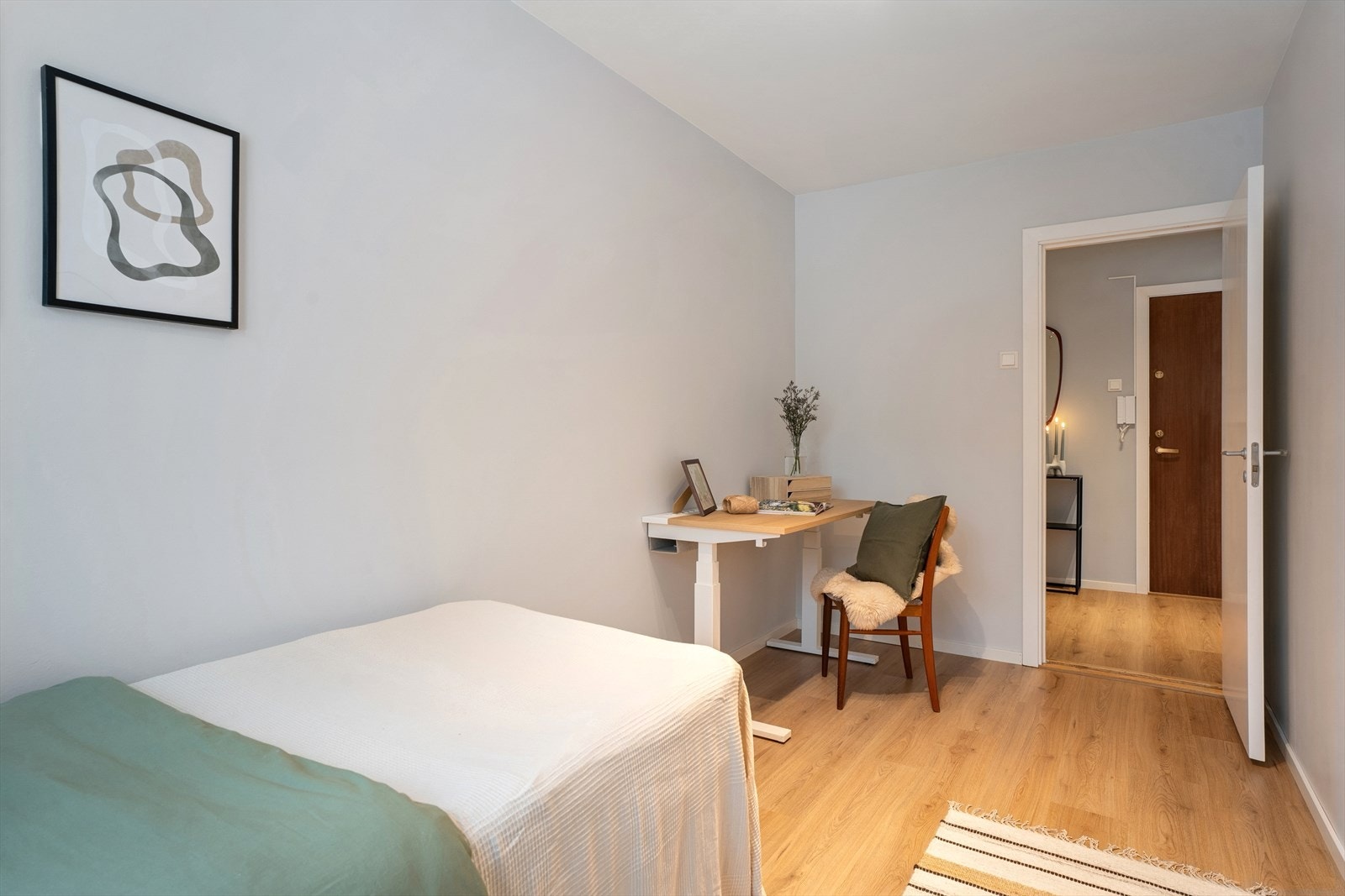 Rommet har en praktisk planløsning som gir flere muligheter for innredning etter behov. Galleribilde