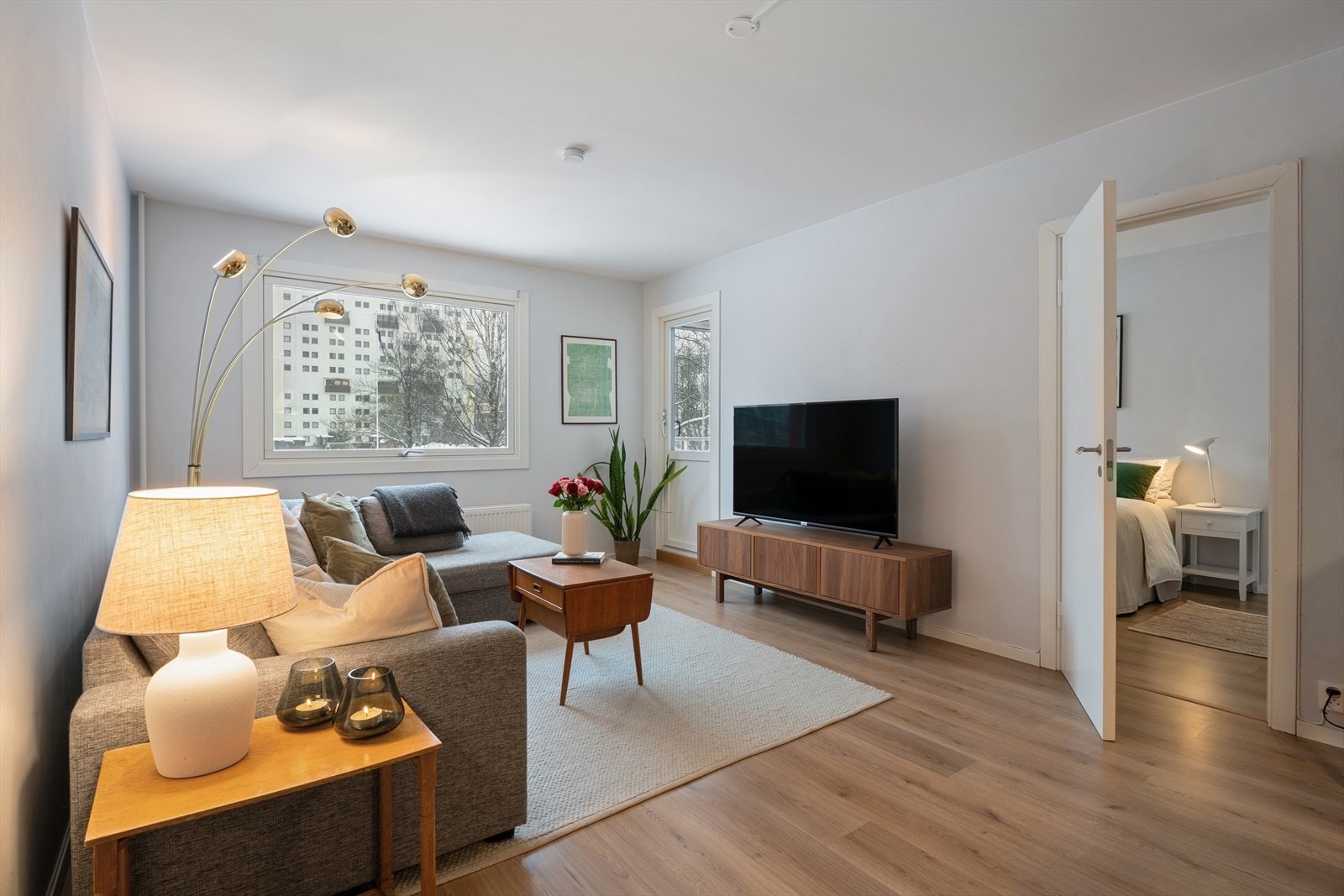 Lys og romslig stue med store vindusflater som gir godt med naturlig lys og en behagelig atmosfære. Galleribilde