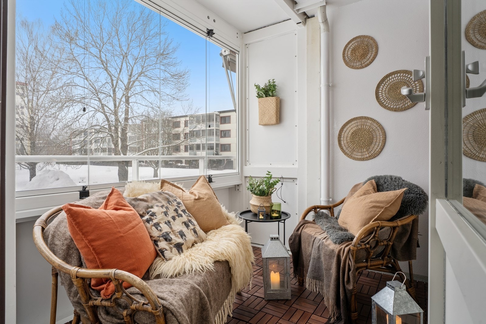 Lun og trivelig innglasset balkong på 5m² med adkomst fra stuen. Balkongen ble rehabilitert i 2024 og kan brukes store deler av året. Galleribilde