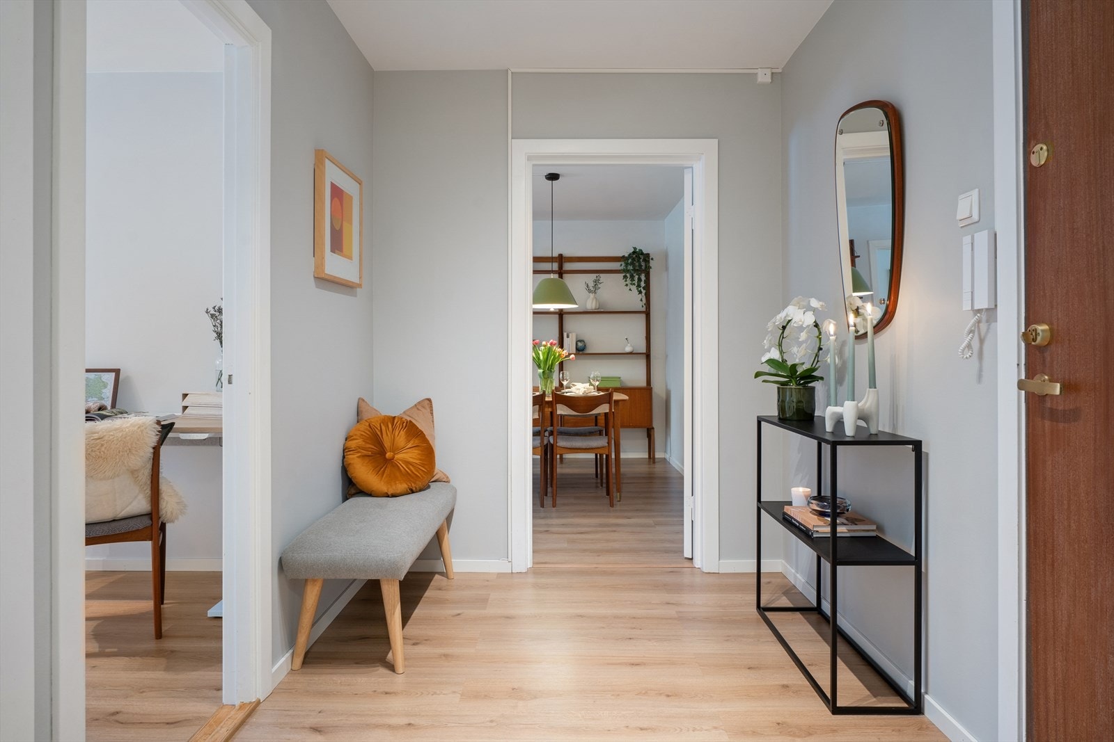 Fra entréen åpner planløsningen seg videre mot oppholdsrommene og gir et luftig førsteinntrykk. Galleribilde