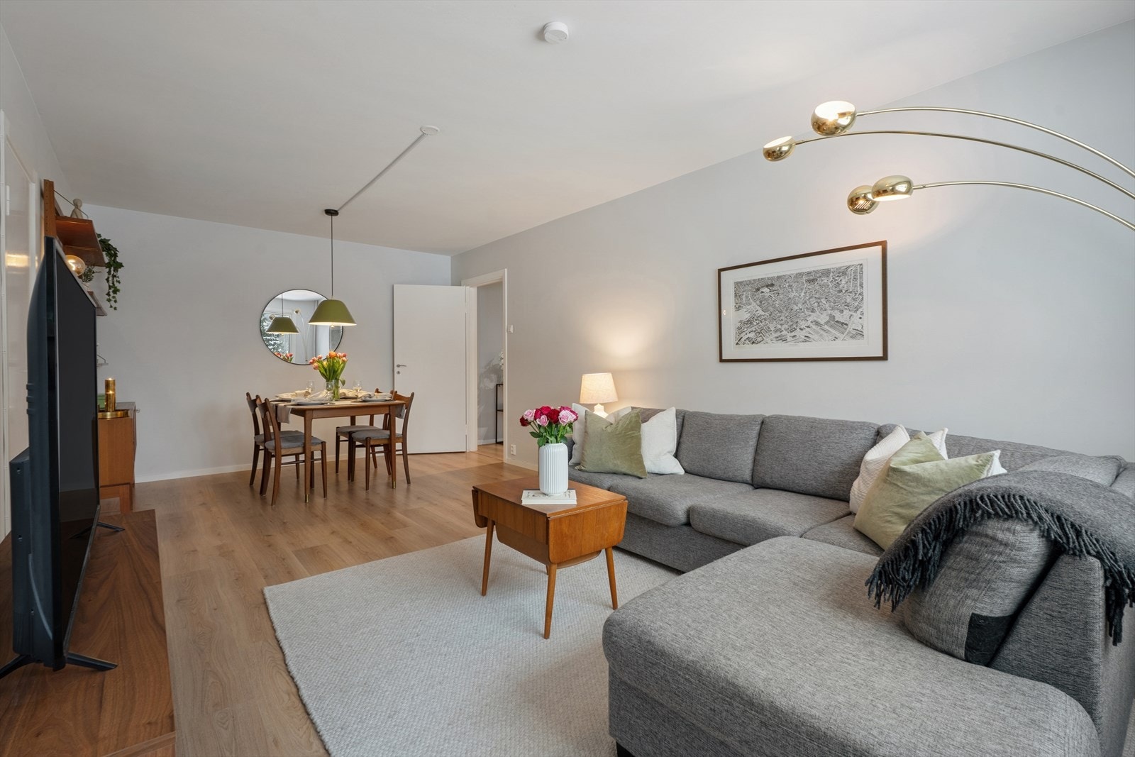 Stuen har en praktisk løsning med plass til egen spiseplass, perfekt for både hverdag og gjester. Galleribilde