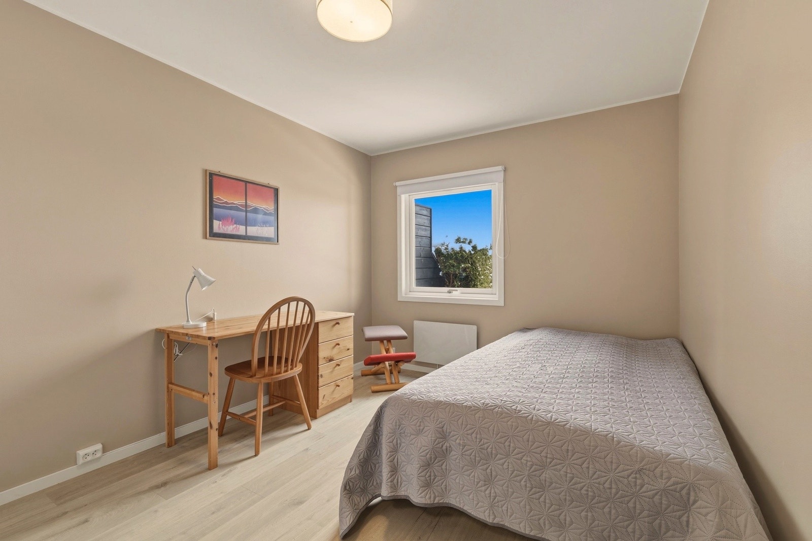 Soverom 2 i første etasje. Her nede er de resterende 3 soverom samlet. Veldig praktisk. Galleribilde