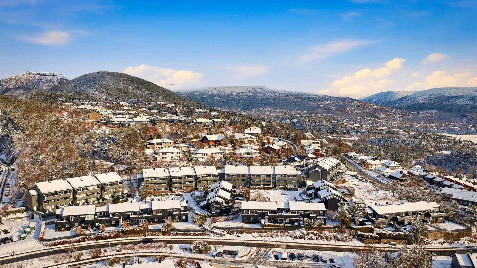 Gangavstand til Fjellsdalen skole, Bøneshallen, treningssenter, og Racket senter. Husk visningspåmelding:) Galleribilde