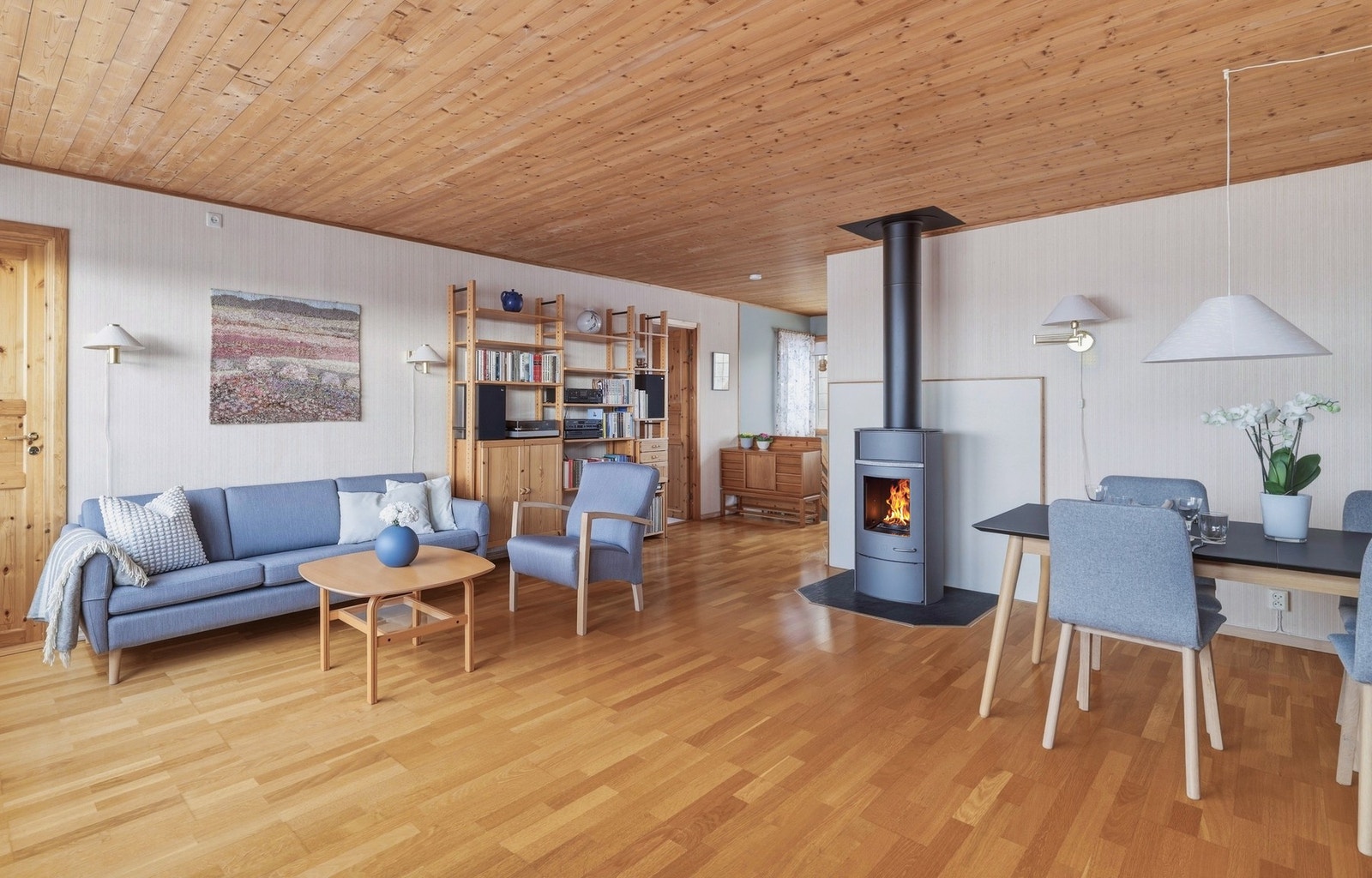 I den romslige stuen er det plass til flere møbelgrupper. Alt etter behov. Galleribilde