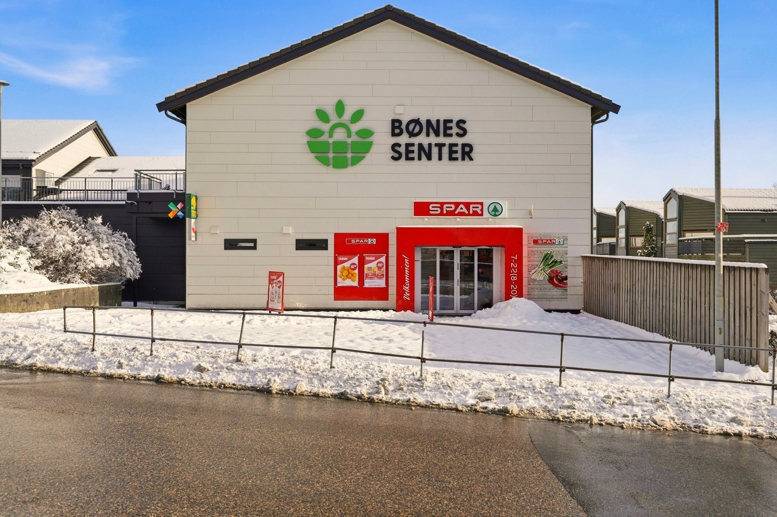 Nærbutikk med både post og ferskvaredisk ligger like ved. Det samme gjør bussholdeplass . Galleribilde