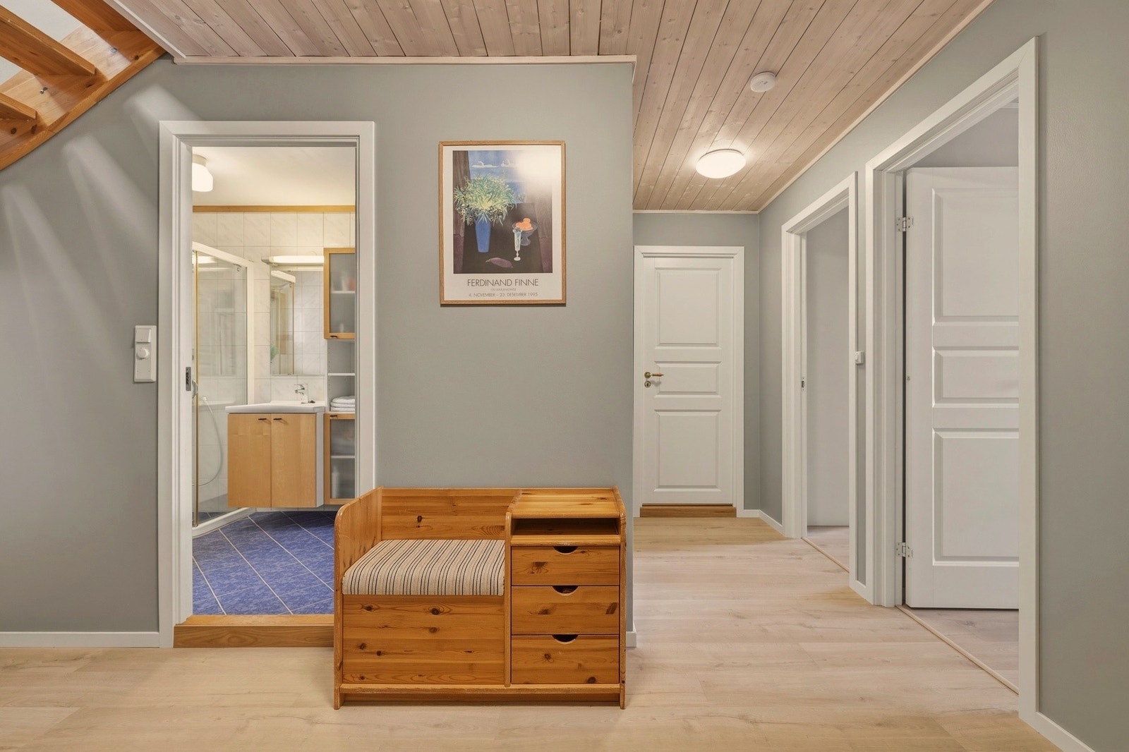 I "soveromsgangen" nede er det tilgang til både bad, toalett og vaskerom. Galleribilde