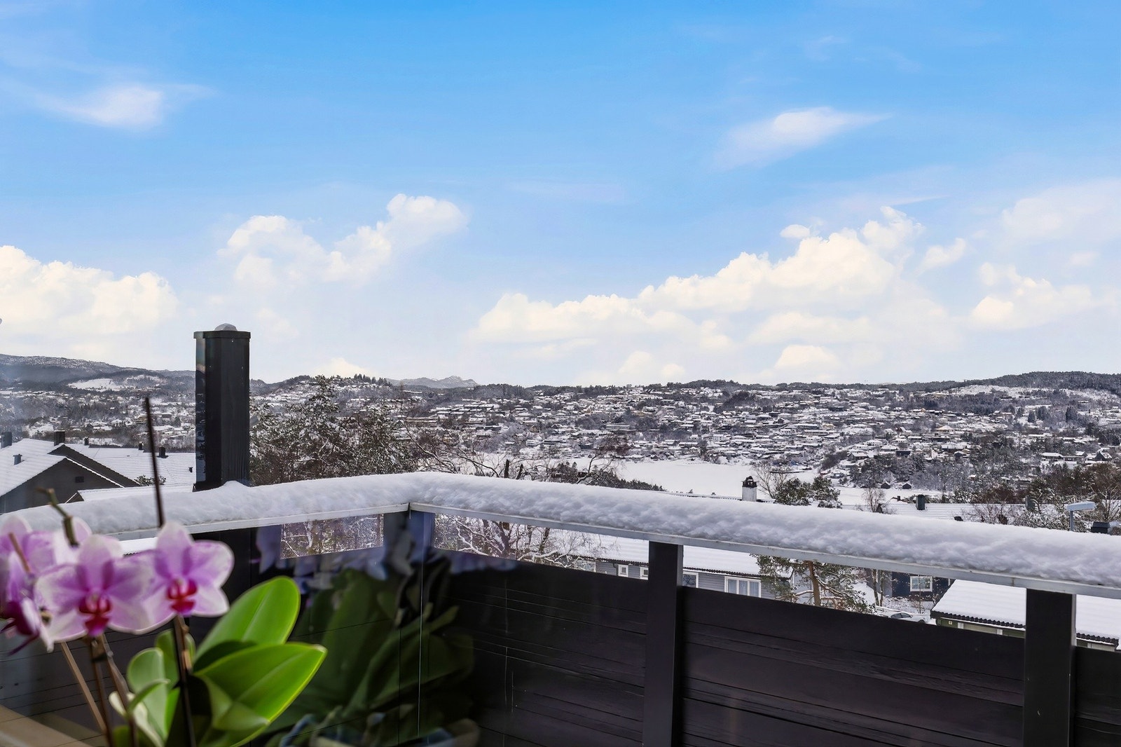 Sol og utsikt kan nytes fra formiddag til kveld. Galleribilde