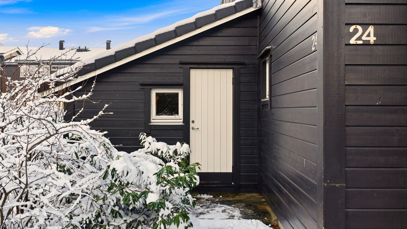 Ved inngangen er det tilgang til en romslig sportsbod med gode lagringsmuligheter. Galleribilde