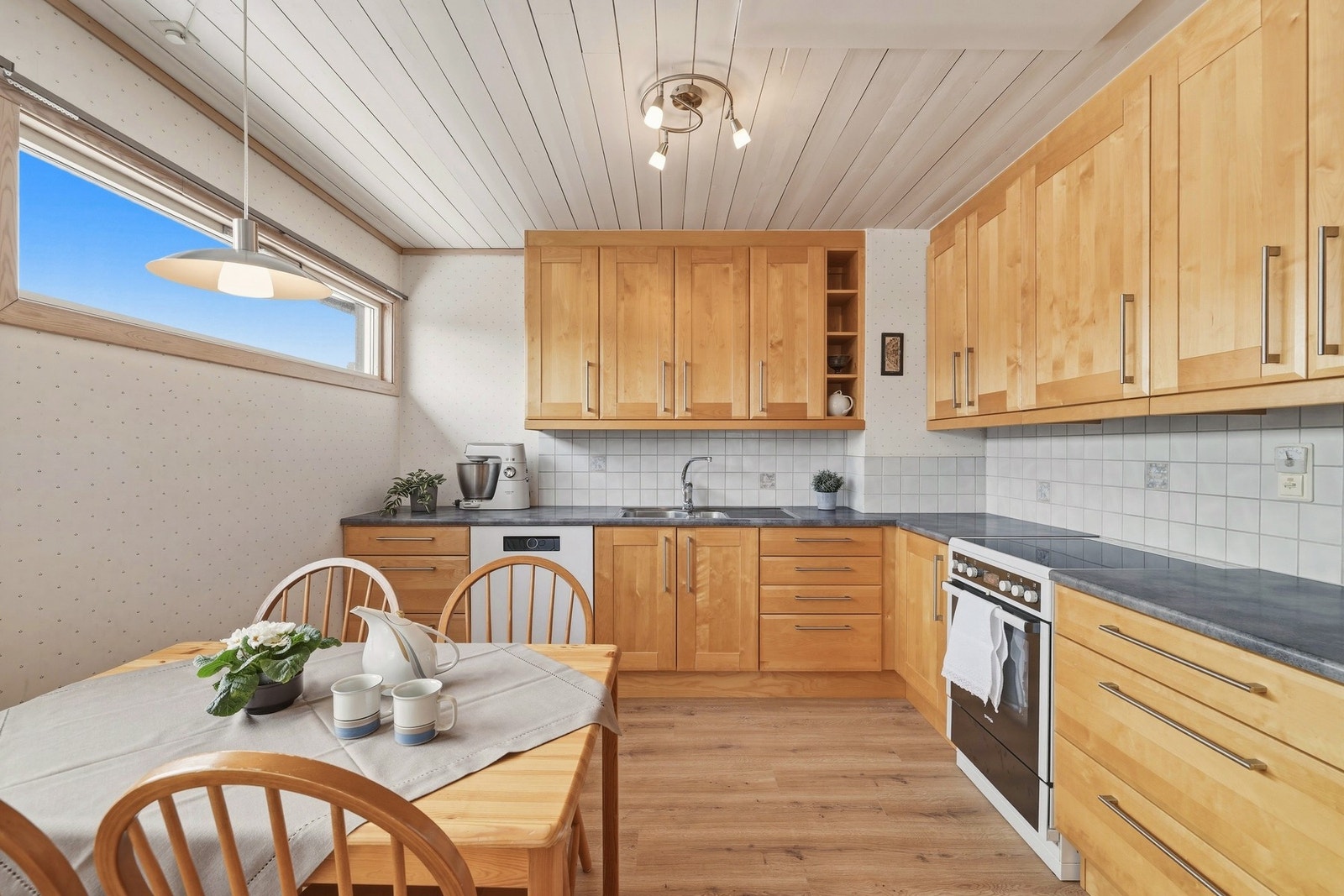 Romslig og godt arbeidskjøkken. Galleribilde