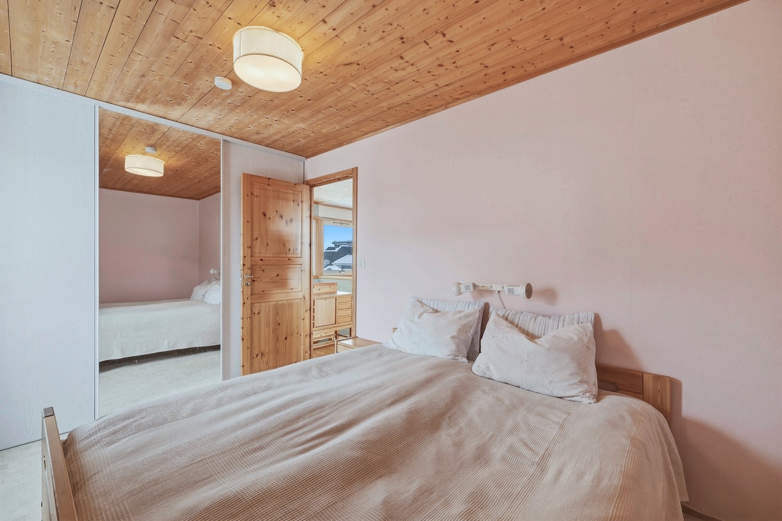 God garderobeplass med skyvedører. Galleribilde