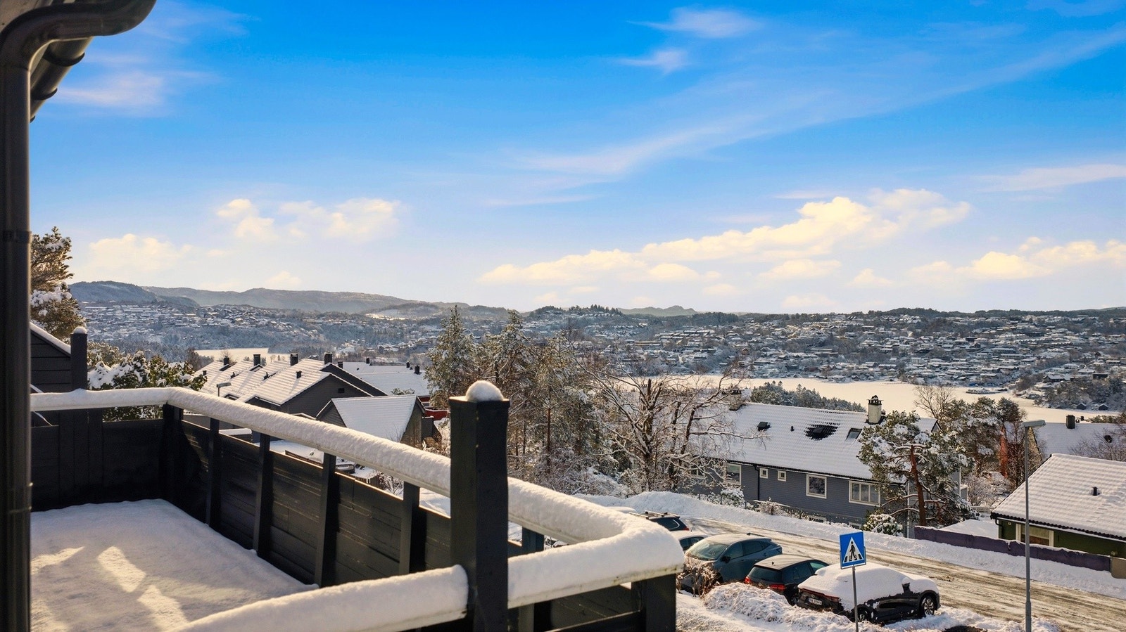 Utgang til sørvestvendt altan på ca. 10,7 m² med supre solforhold og flott utsikt! Galleribilde