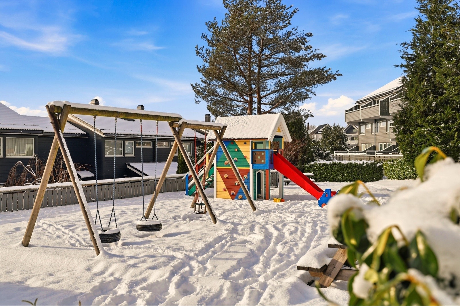 Her ser du en av to lekeplasser i borettslaget. Galleribilde