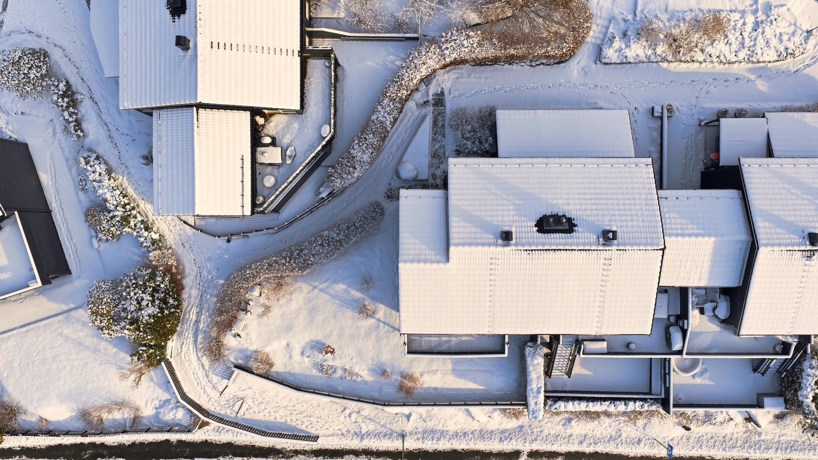 Som enderekke har du ekstra god uteplass og en flott opparbeidet hage. Galleribilde