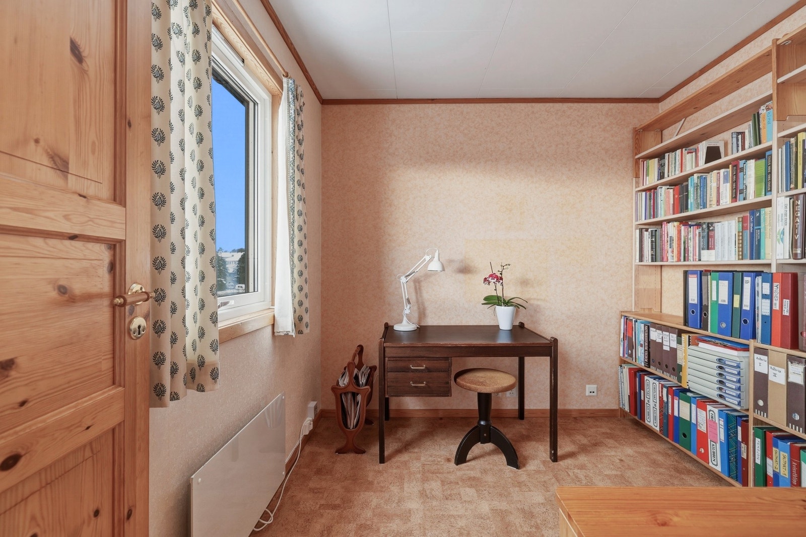 Fra stuen er det også inngang til et praktisk "hjemmekontor" med flott utsikt og godt arbeidslys. Galleribilde