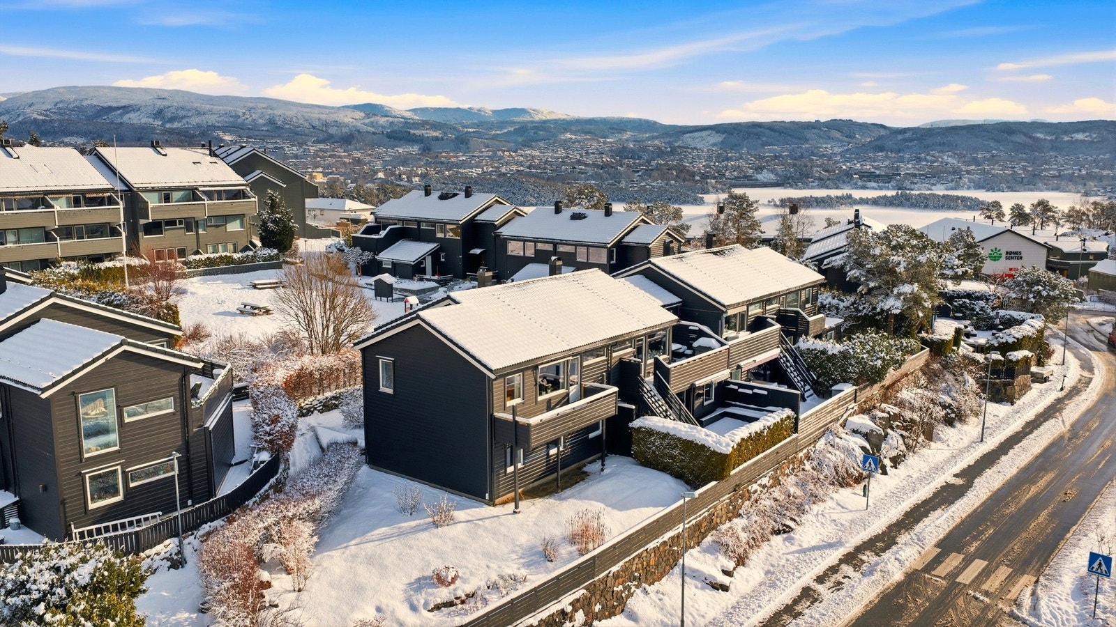 Romslig enderekkehus med attraktiv og familievennlig beliggenhet på "beste Bønes". Solrik altan, 4 soverom, kontor, to boder - og garasje med elbillader. Galleribilde