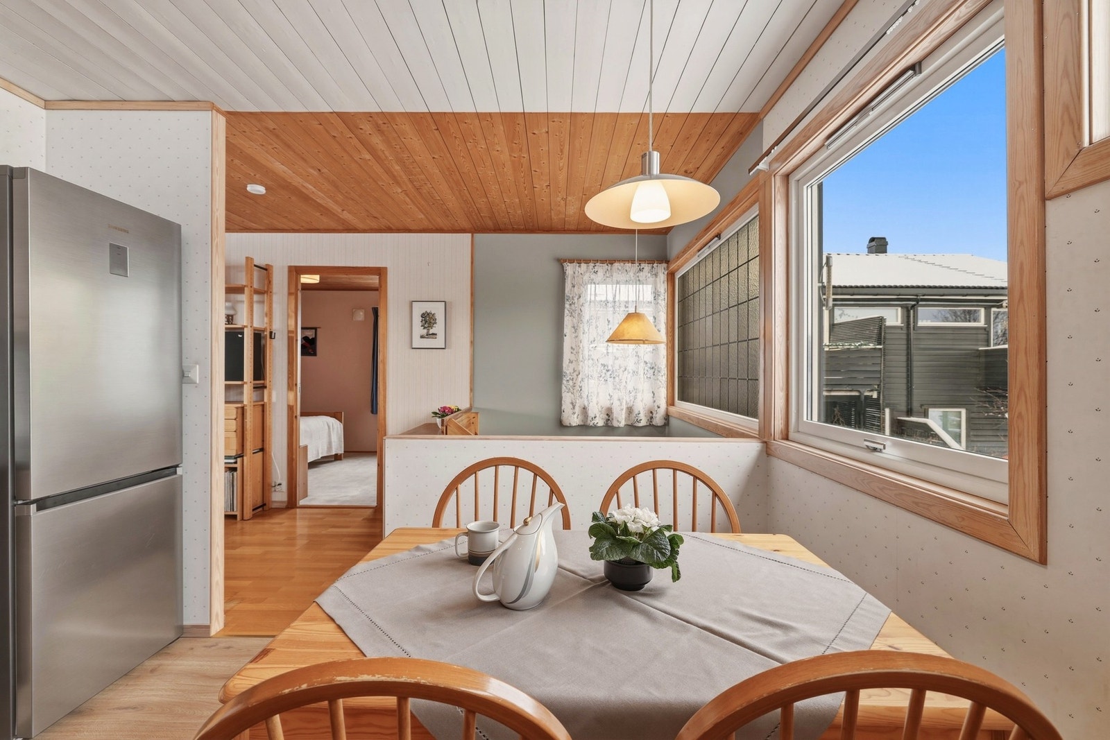 Delvis åpen kjøkkenløsning gir gjennomgående lys fra vindu, men samtidig godt skjermet fra stuen. Galleribilde