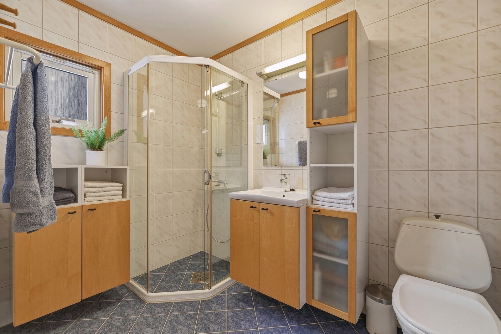 Flislagt bad fra 1997 med varmekabler. Badet fungerer fint, men må etter hvert oppgraderes for å tilfredsstille dagens krav. Galleribilde