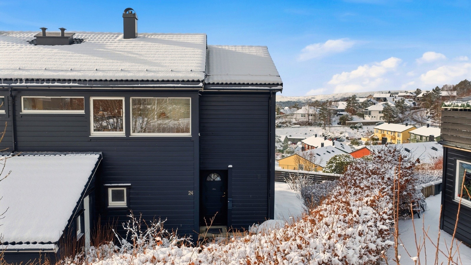 Fra garasjen er det mulig å gå trappefritt til inngangsdøren, men korteste vei er å bruke trappen like ved der bilen står. Galleribilde