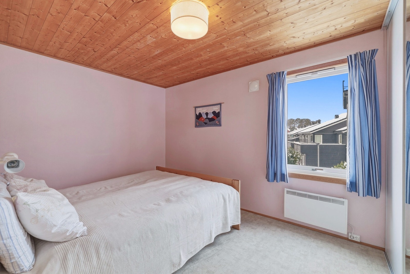 Soverom 1 i hovedetasjen. Stort og godt soverom. Galleribilde