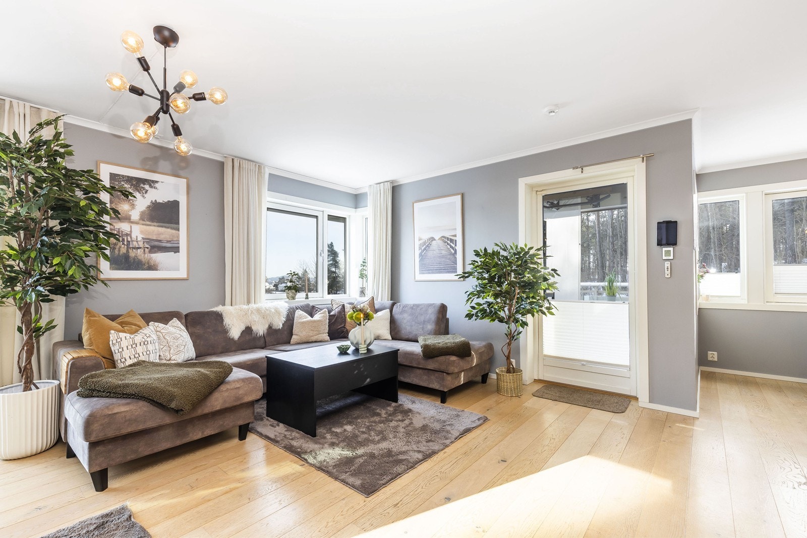 Delikat og flott stue med duse og moderne overflater. Galleribilde