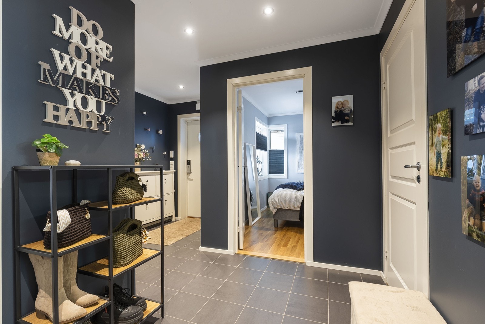 Romslig entre. Galleribilde