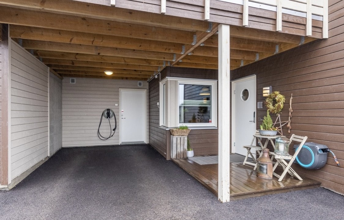 Carport med elbil-lader. Galleribilde
