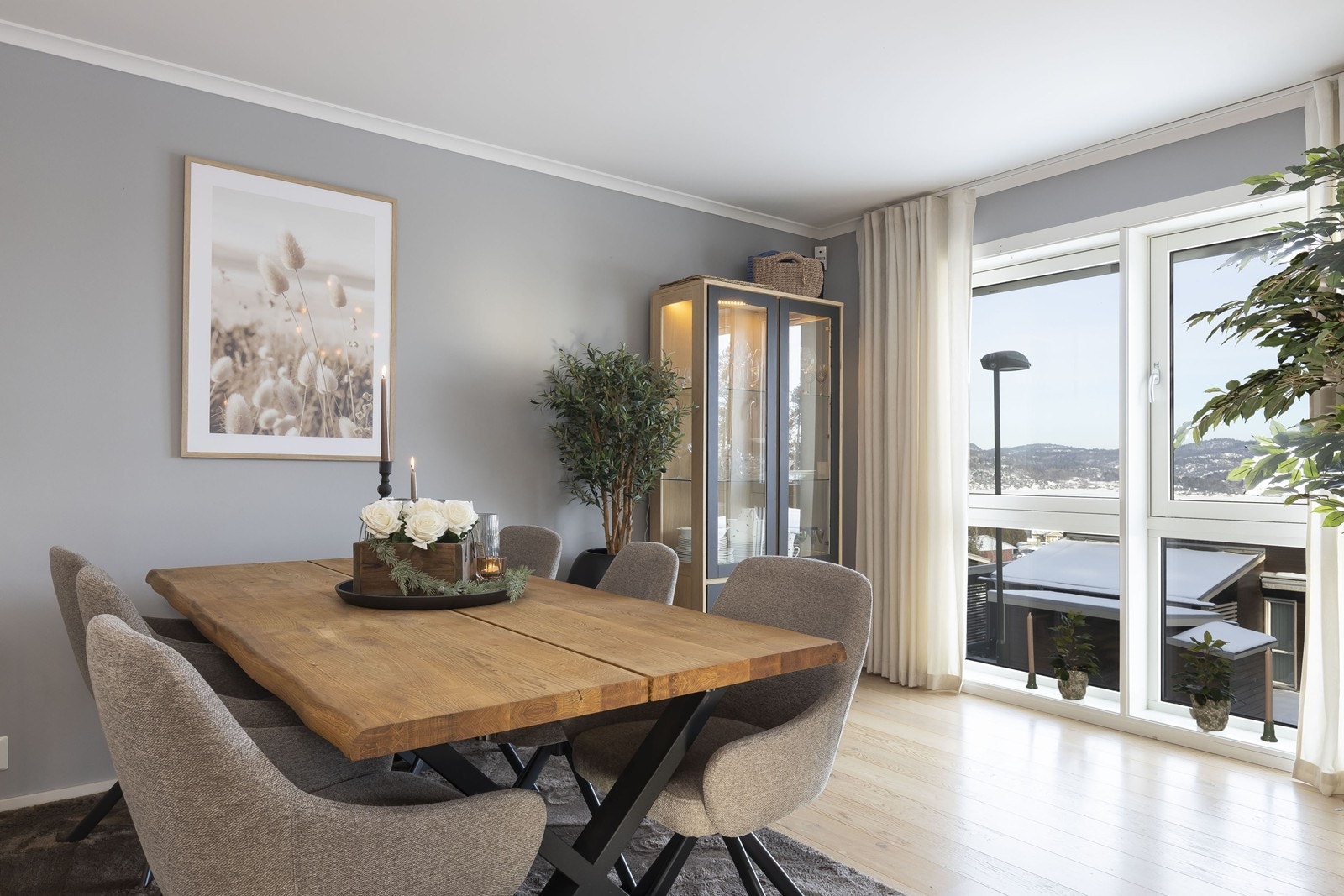 God plass til spisestuemøbler med utkikk over Eidangerfjorden i bakgrunn. Galleribilde