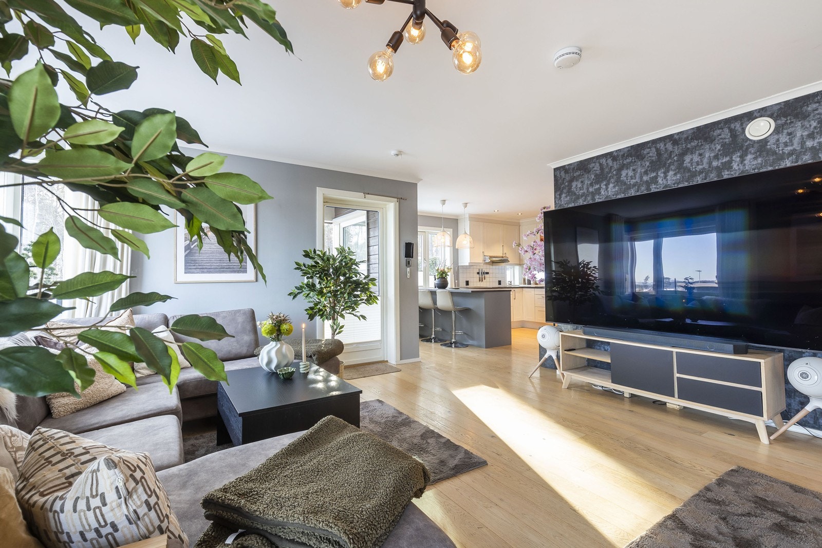 I hovedetasjen er det en lys og luftig stue med flott utsikt over Eidangerfjorden og utgang til de flotte uteområdene. Galleribilde