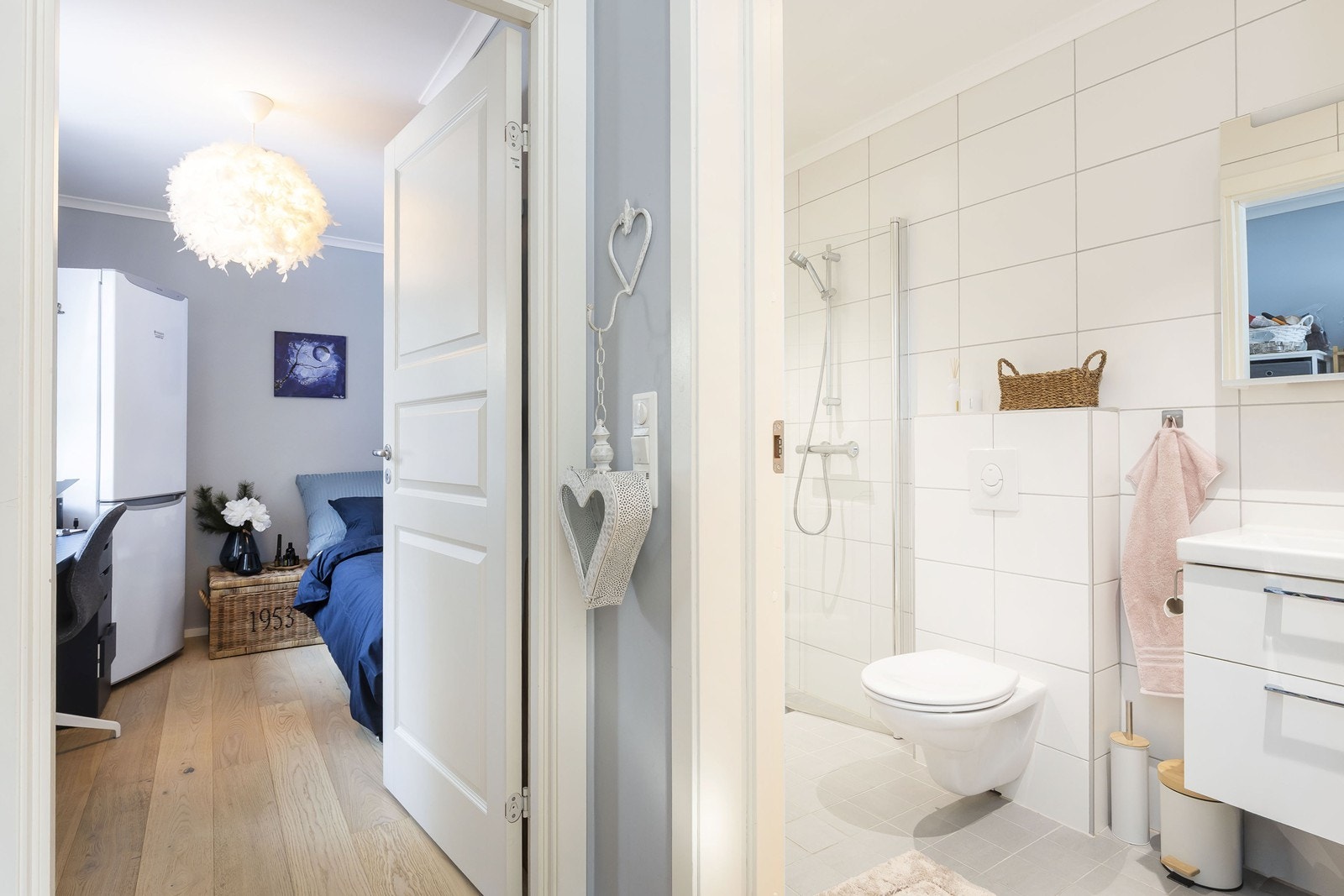 Bad og soverom i hovedetasjen. Galleribilde