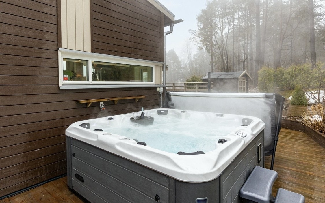 Det er også installert et jacuzzi på terrassen. Galleribilde