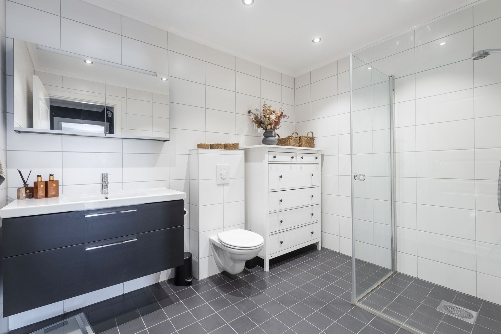 Badet er meget romslig og holder en god standard, med rikelig med oppbevaringsplass i både speilskap og i skuffeseksjonert servant. Galleribilde