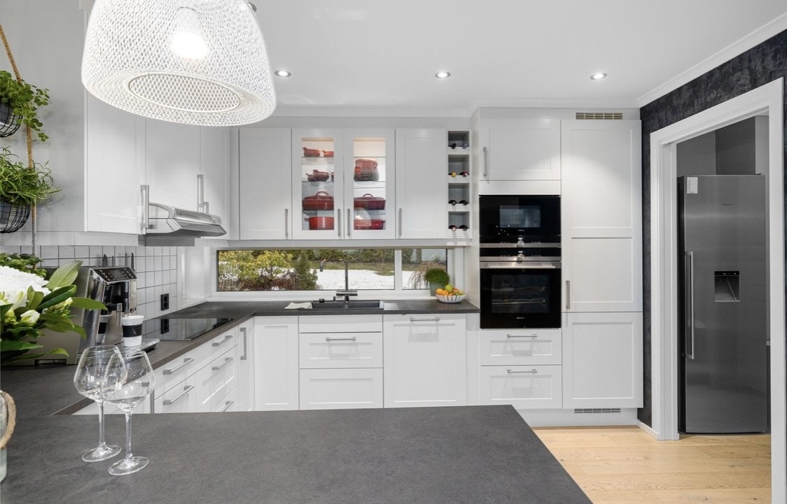 Kjøkkenet har integrerte hvitevarer. Galleribilde