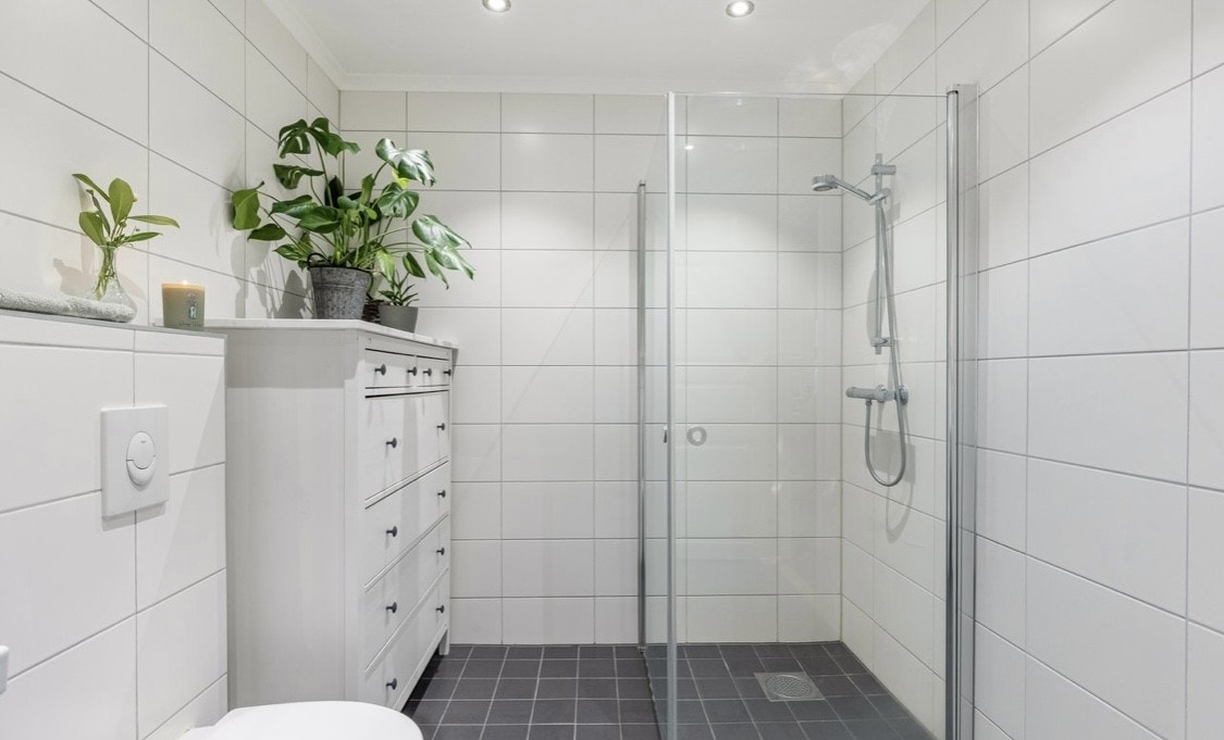 Dusjhjørne med innfellbare glassdører. Galleribilde