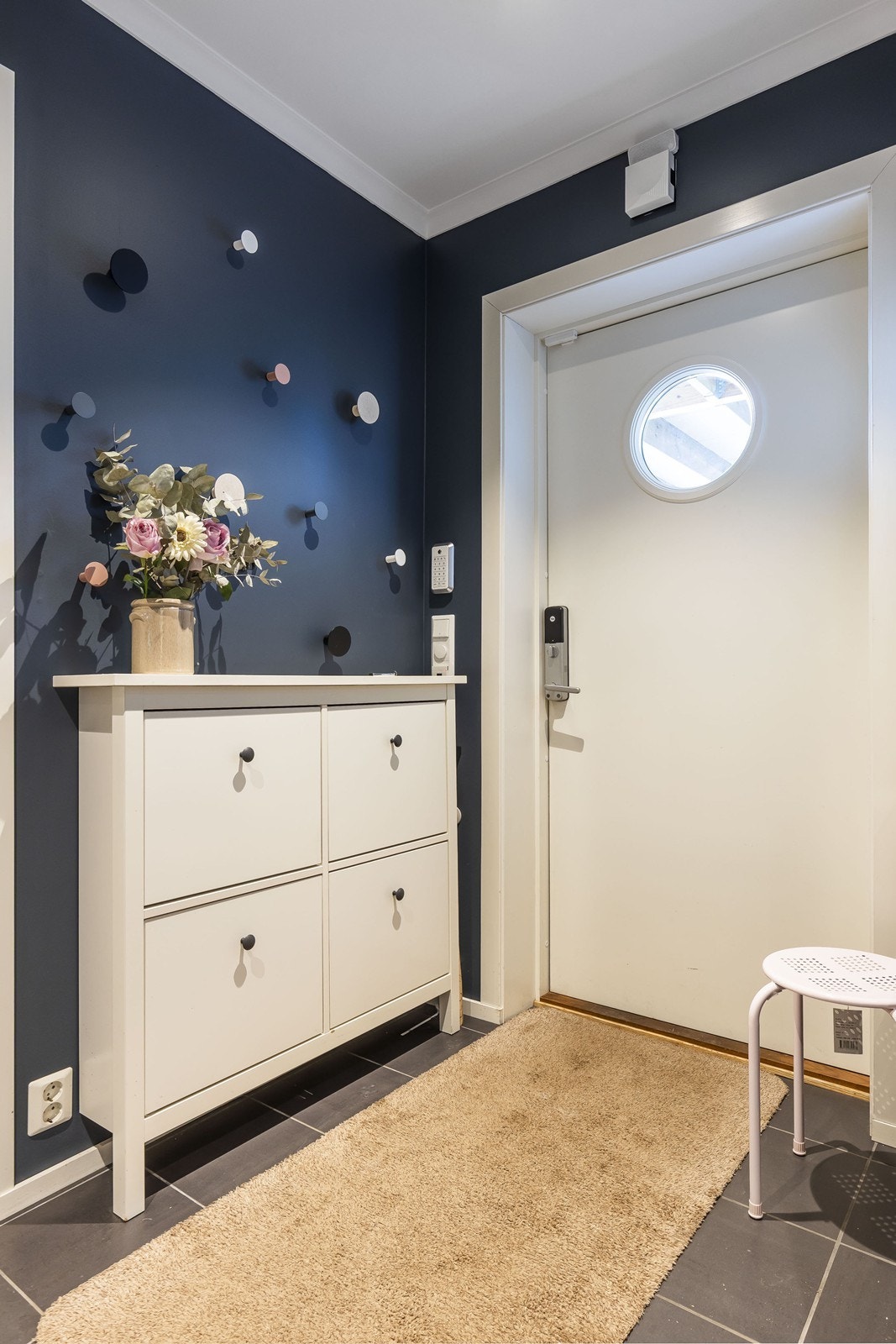 Inngangspartiet holder en bra størrelse, og utvider seg raskt videre inn i gangen. Galleribilde