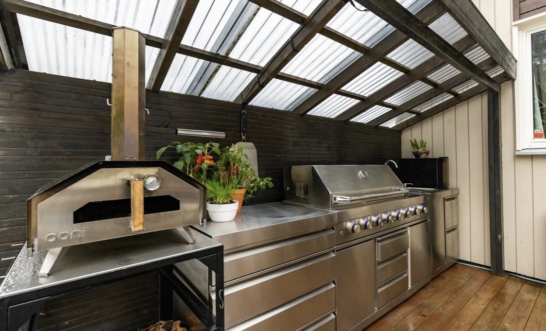 Flott utekjøkken medfølger gir ytterligere glede av uteområdet. Galleribilde